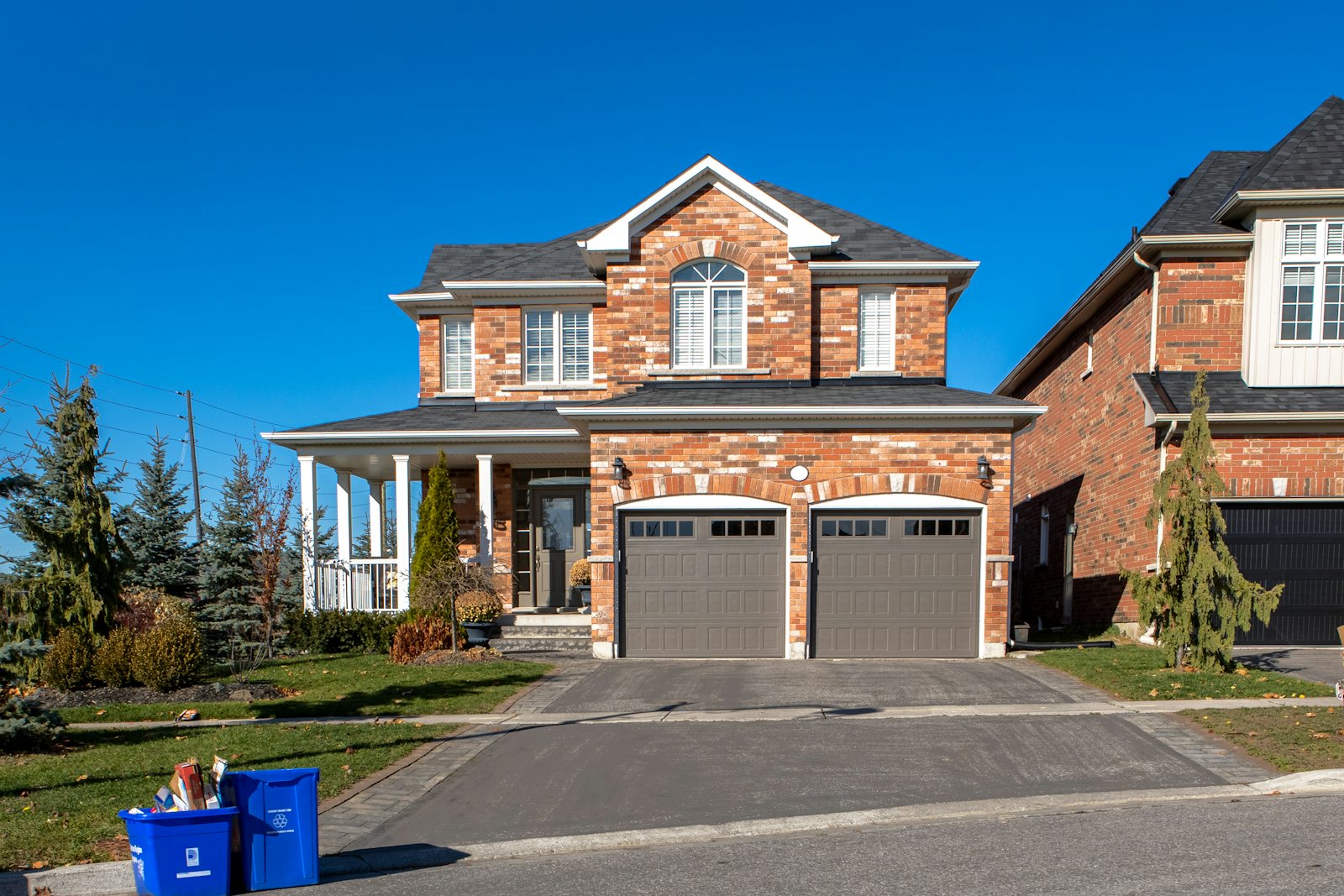 Maison de brique avec garage double en banlieue de Laval