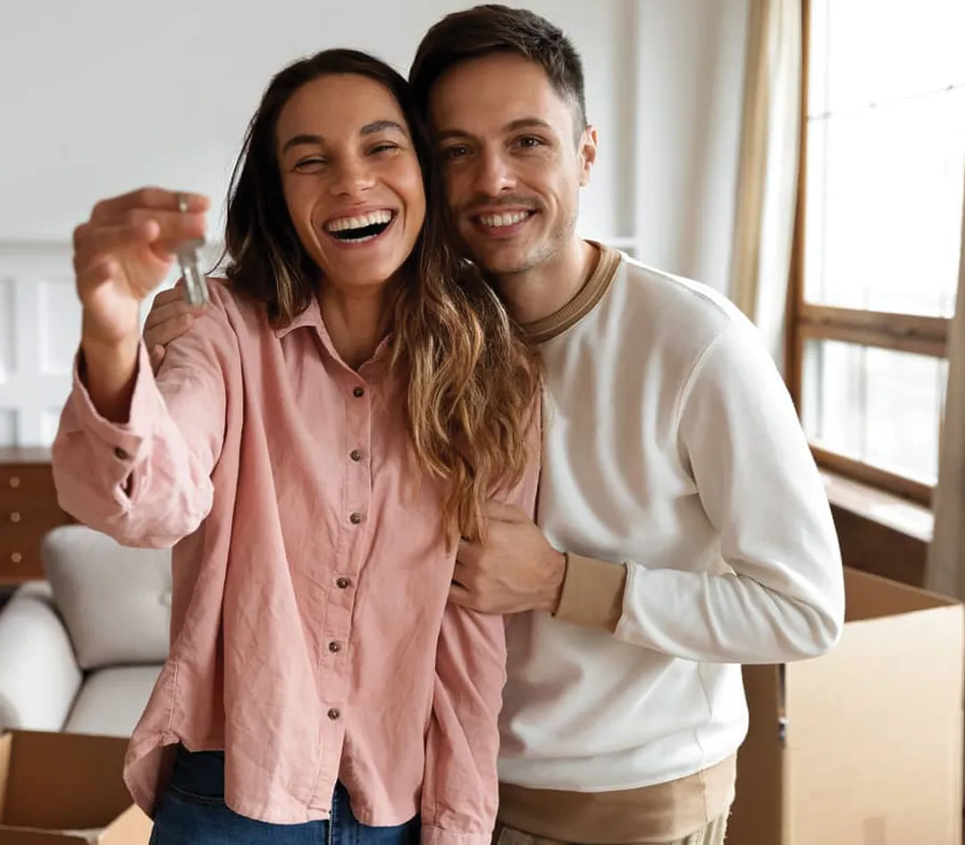 Couple heureux avec les clés de sa maison