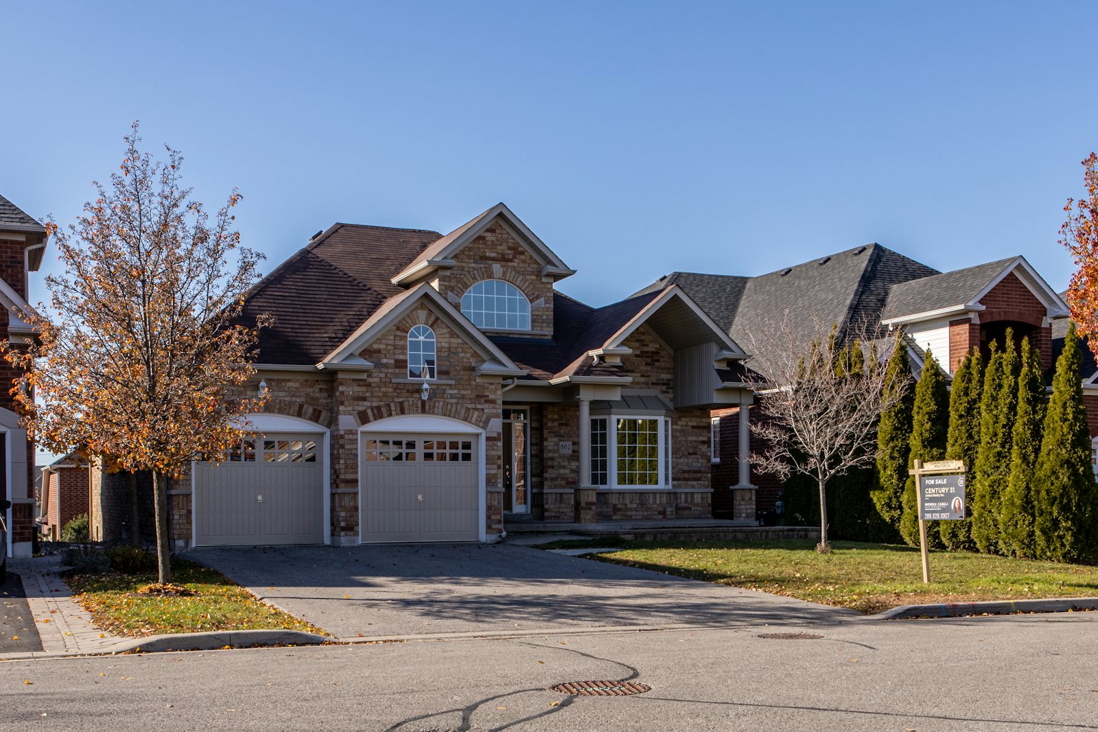 Maison à deux étages avec garage, quartier résidentiel de Laval