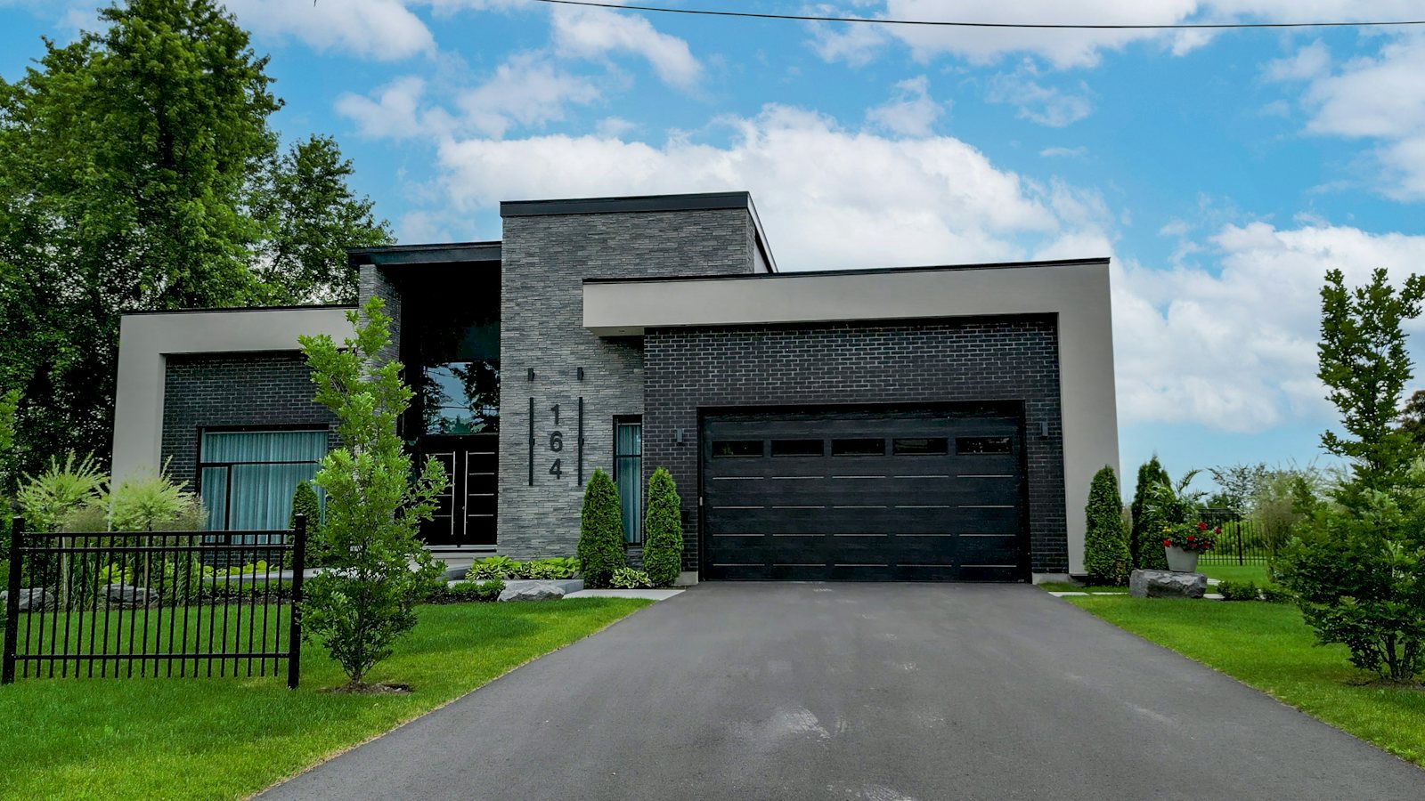 Maison moderne de banlieue avec garage noir, grand Montréal