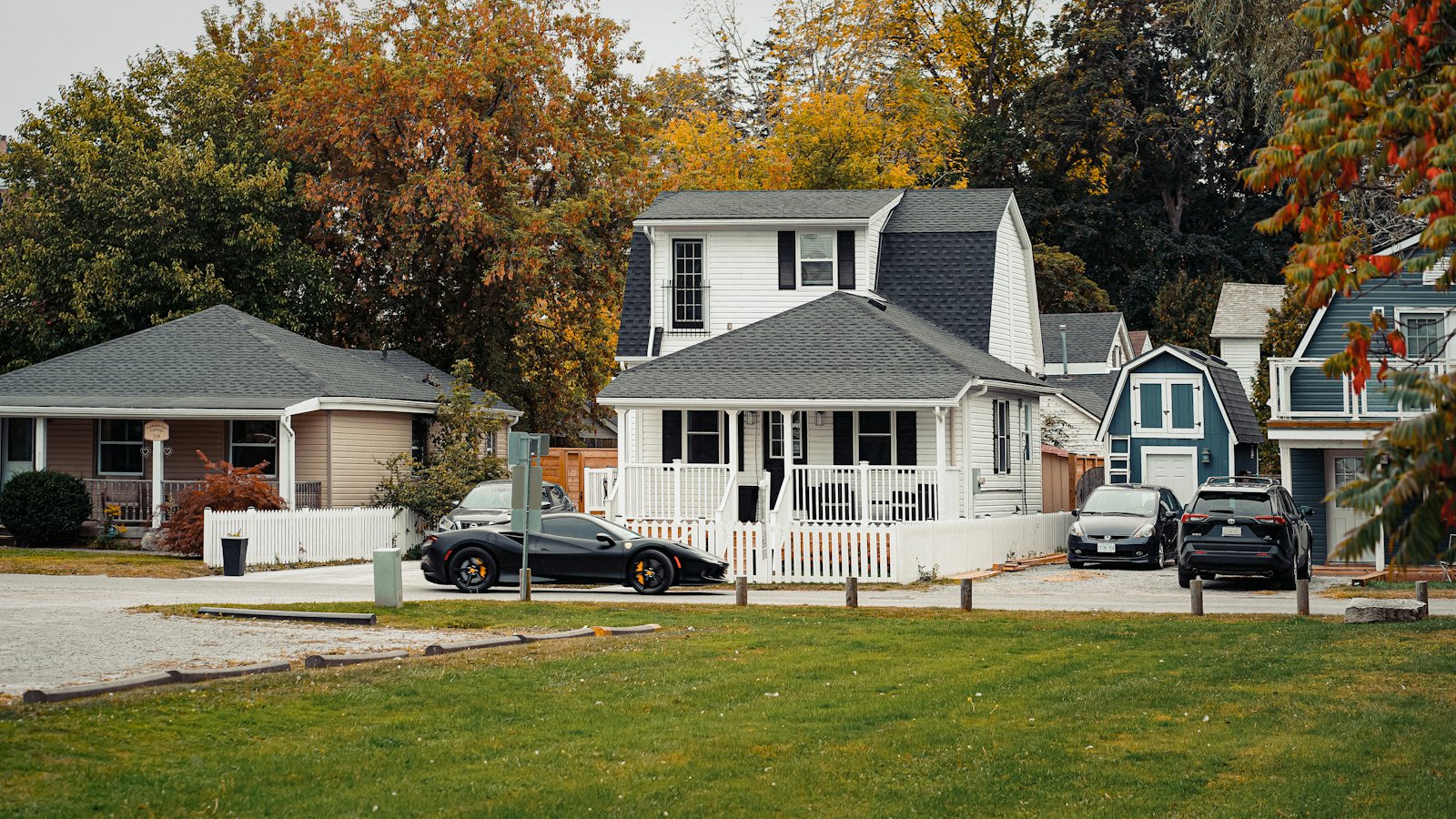 Maison blanche de banlieue avec terrain, Rive-Sud de Montréal